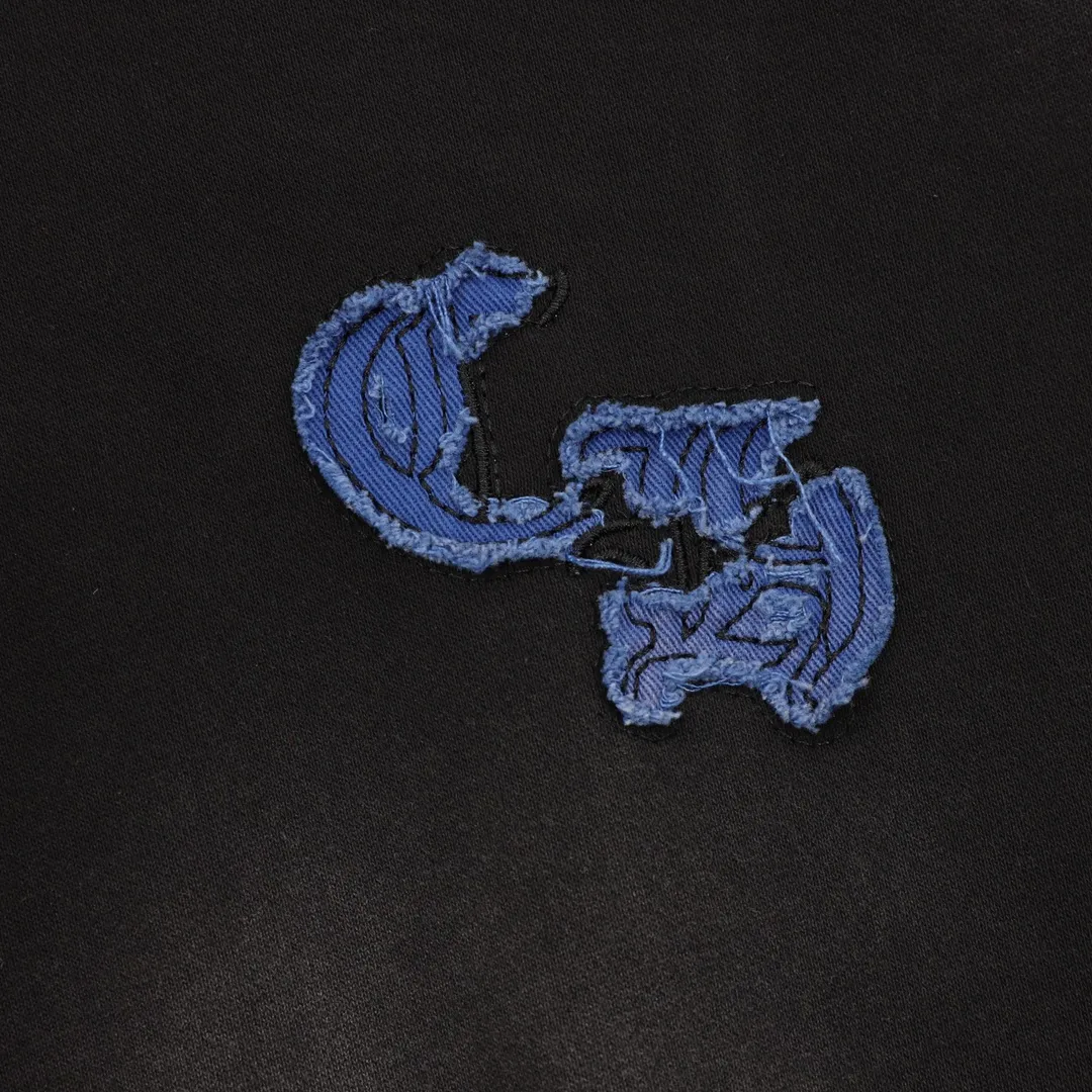 P580 Chrome Hearts/Chrome Hearts Heavy-duty washed horseshoe Sanskrit denim patch embroidered hooded sweatshirt. Made of double-strand double yarn 430g pure cotton sweatshirt fabric. The fabric is woven with double-strand twists. It is 40% stronger than single-strand yarn and forms a three-dimensional texture similar to the texture of tripe. It not only maintains the moisture absorption and breathability of pure cotton, but also achieves softness and non-collapse through double-strand thickening. Laser burning appliqué embroidery. Frayed process Micro-label patch on the chest Large logo horseshoe pattern on the back Heavy-duty laser burnt three-dimensional patch embroidery design Washed and frayed The overall garment presents a lazy style Whether it is daily outings or sports and fitness, you can show your trendy attitude and become the focus of the street Complete with three logos OS loose fit Color: washed black, washed white Size: S-XL